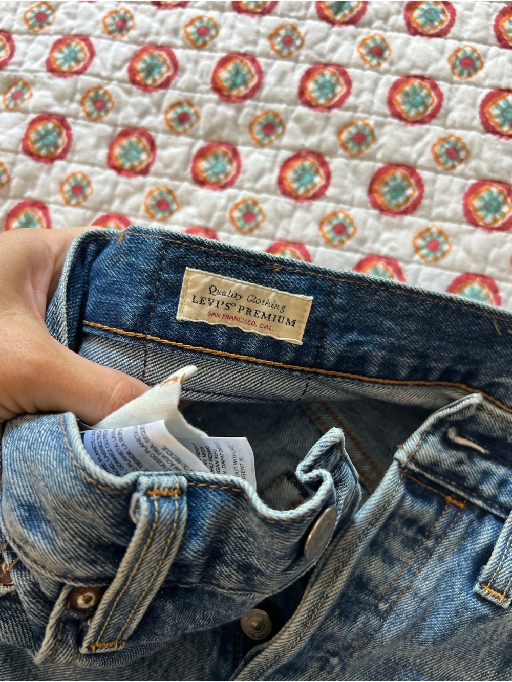 EUC Levi’s Premium 501 Denim Light Wash Distressed Jeans size 26 - Picture 5 of 8
